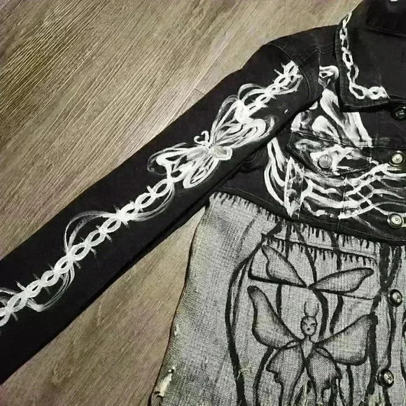 One-of-a-kind handmade  grunge / punk shredded butterfly painted denim jacket - Picture 15 of 16